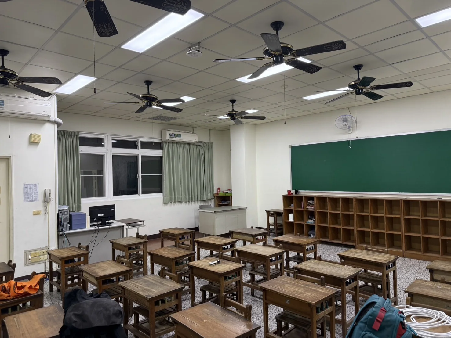 臺中市忠明國小教室完工實景,可見天花板 LED 平板燈與課桌